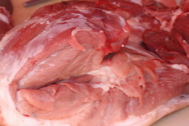 猪肉可以放在冰箱冷藏室保存几天（猪肉直接放在冰箱里）(1)
