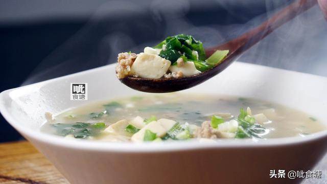 豆腐汤简单又好吃做法教程（教你一道10分钟就搞定的懒人豆腐汤做法）(1)