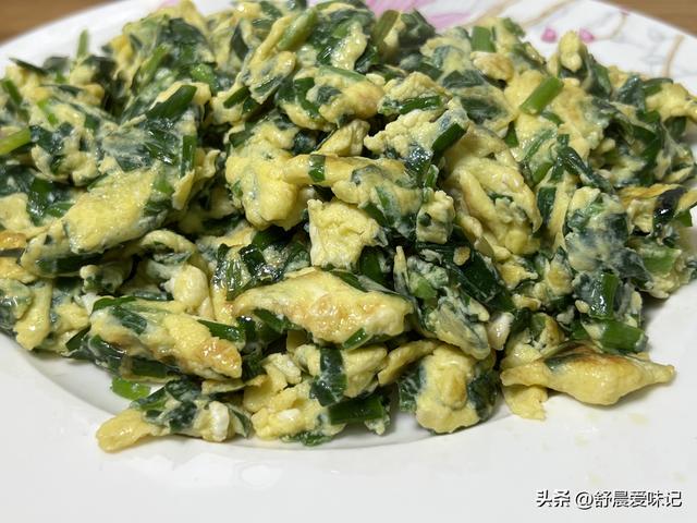 韭菜和鸡蛋最好吃的做法（5个鸡蛋做简单的美味下饭菜）(1)